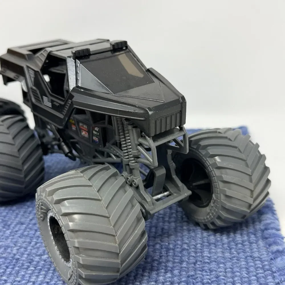 2 Earth Shaker Monster Jam Truck 1/24 Scale BKT 2022 909 Big One